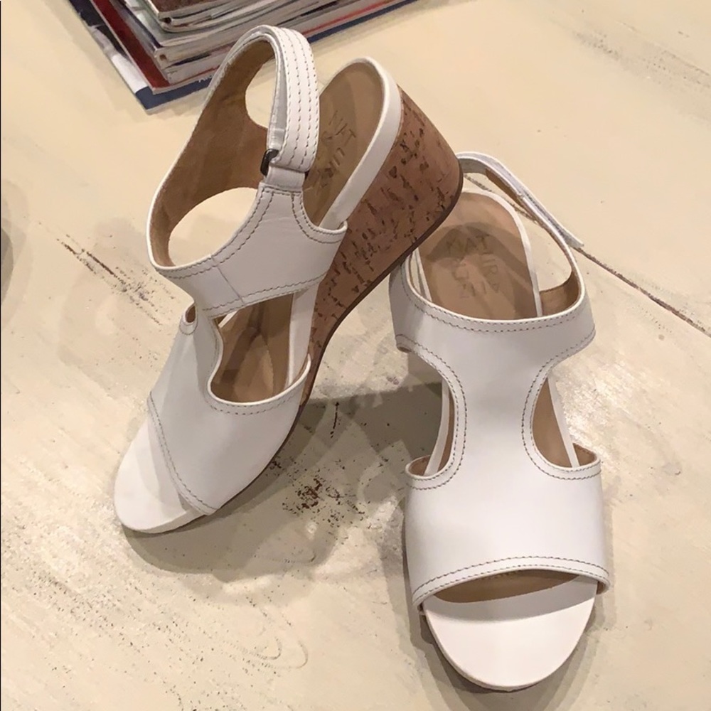 Like new Naturalizer wedge heels 🌻